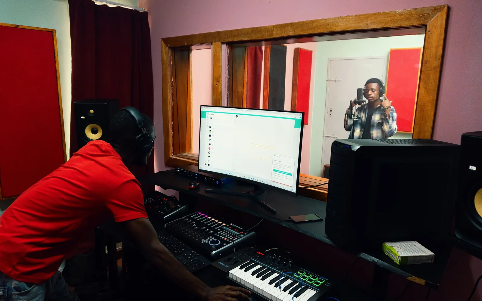 Deux ingénieurs du son en discussion animée devant des bandes de mixage